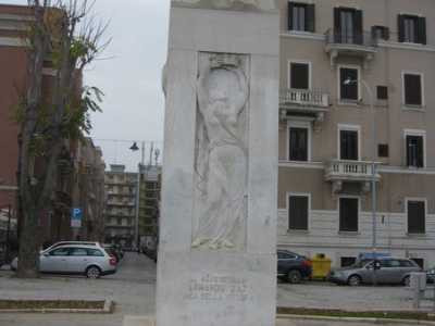 La scultura che ricorda il maresciallo Armando Diaz, nell'omonima piazza